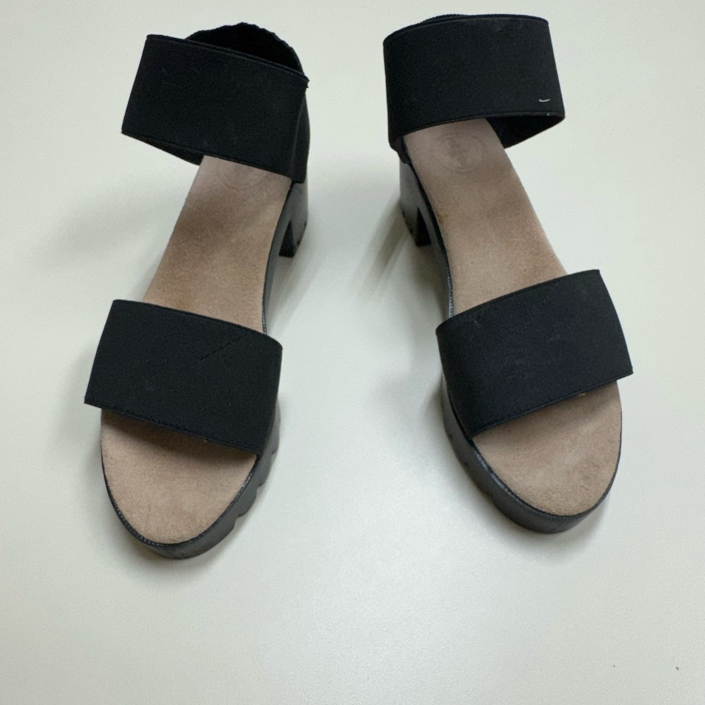 CHARLESTON SHOE CO. Black and Tan Sandals